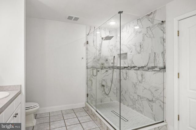 4 CANDLELIGHT DR, Beverly, NJ 08010