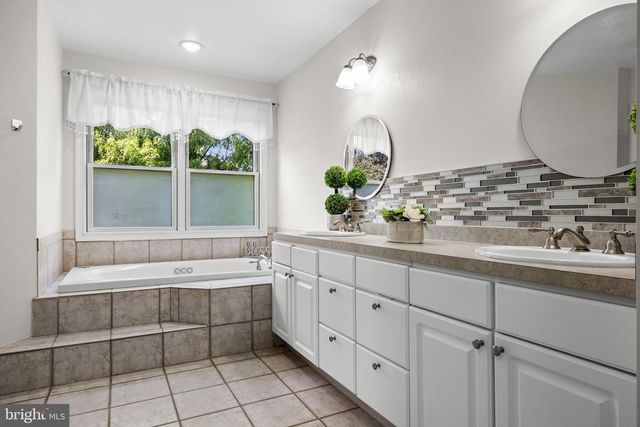 4 CANDLELIGHT DR, Beverly, NJ 08010