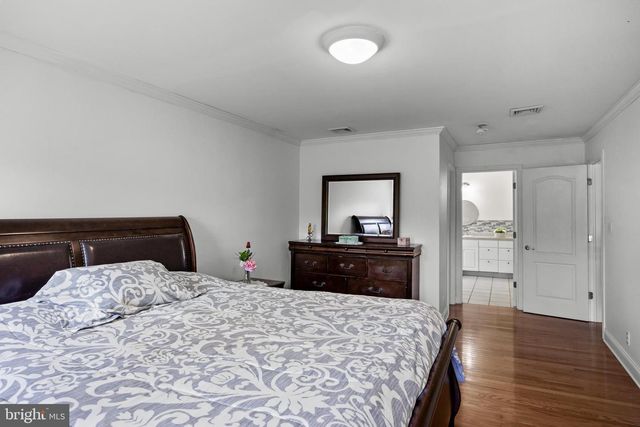 4 CANDLELIGHT DR, Beverly, NJ 08010
