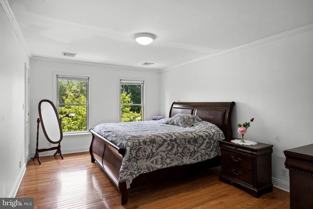4 CANDLELIGHT DR, Beverly, NJ 08010