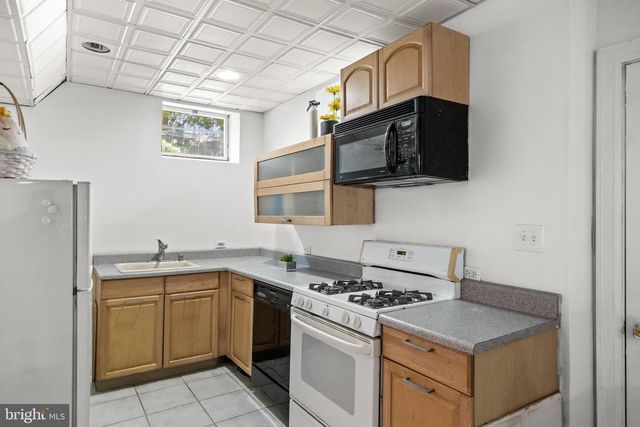 4 CANDLELIGHT DR, Beverly, NJ 08010