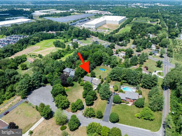 4 CANDLELIGHT DR, Beverly, NJ 08010