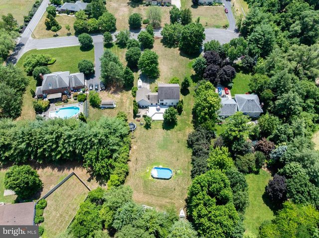 4 CANDLELIGHT DR, Beverly, NJ 08010