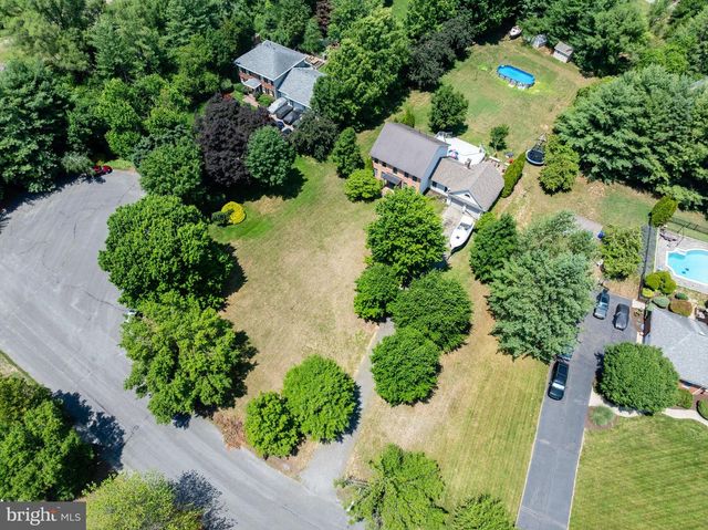 4 CANDLELIGHT DR, Beverly, NJ 08010