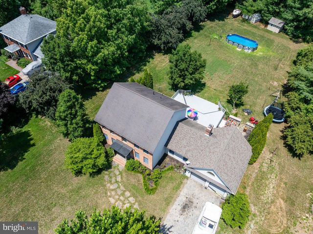 4 CANDLELIGHT DR, Beverly, NJ 08010