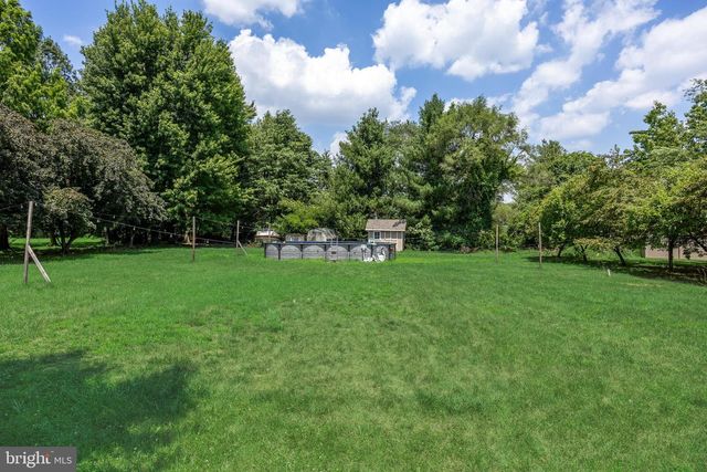 4 CANDLELIGHT DR, Beverly, NJ 08010