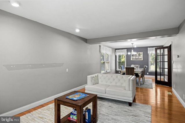 4 CANDLELIGHT DR, Beverly, NJ 08010