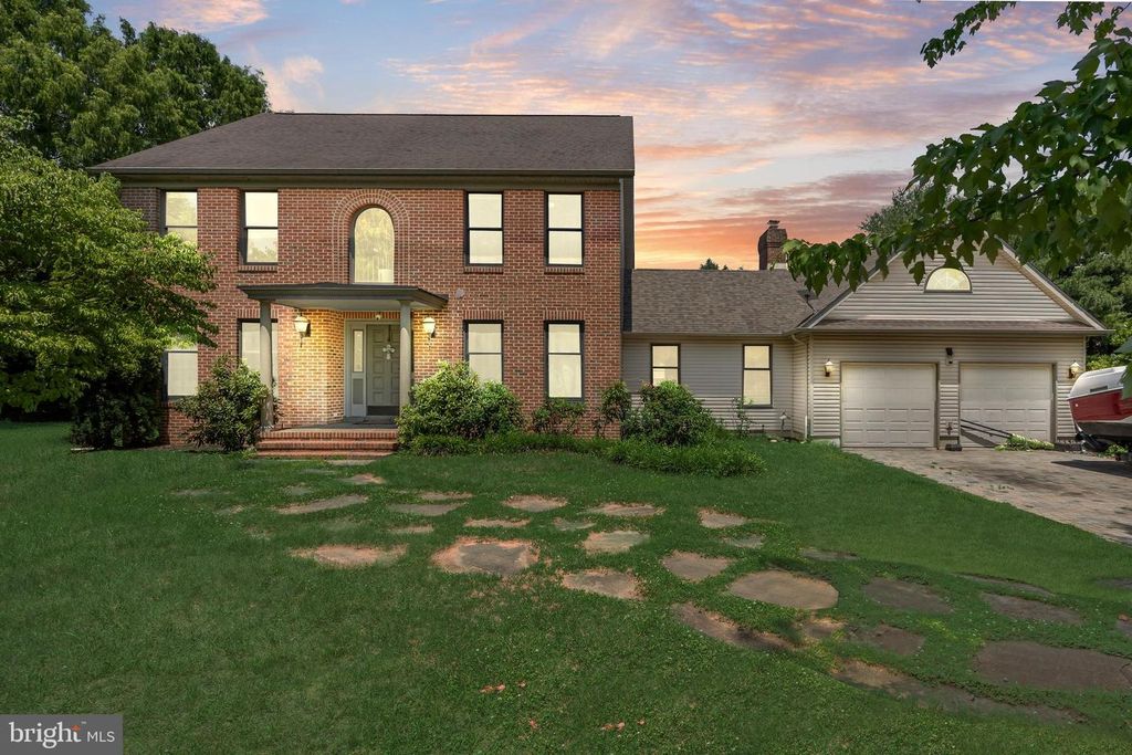 4 CANDLELIGHT DR, Beverly, NJ 08010