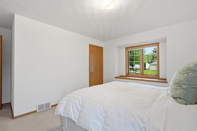 W2303 ST GERMAINE COURT, Appleton, WI 54915