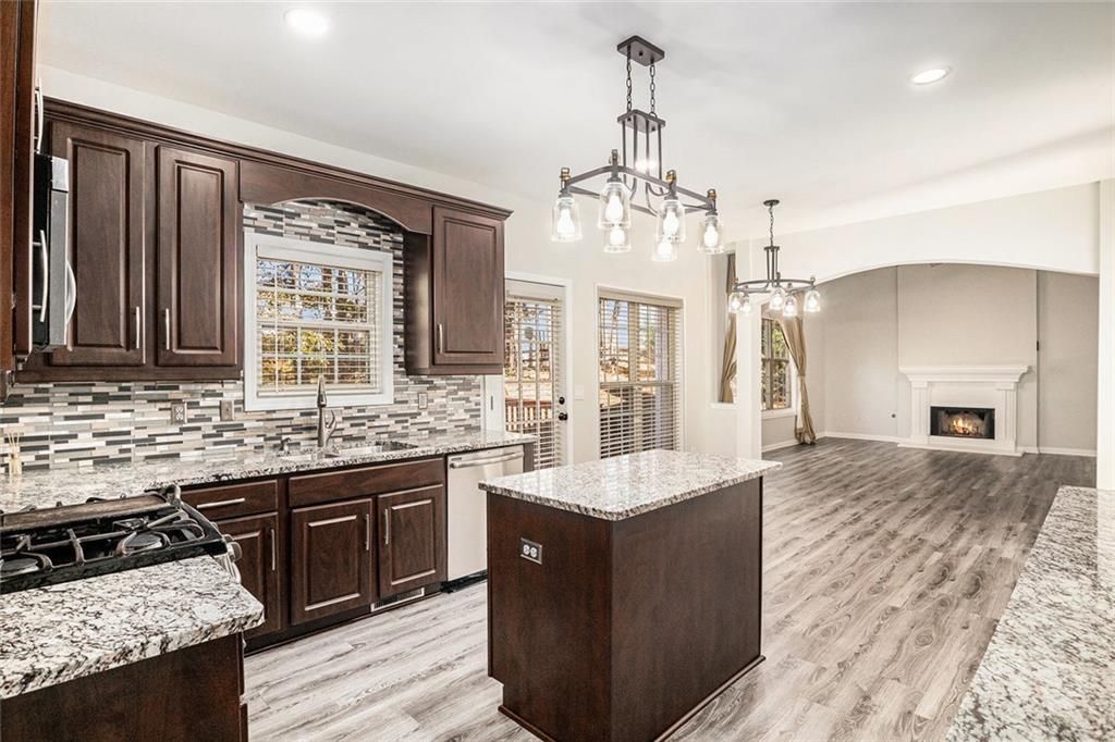 Image 10 of property listing at 2416 Sterling Manor Drive, Buford, GA 30518