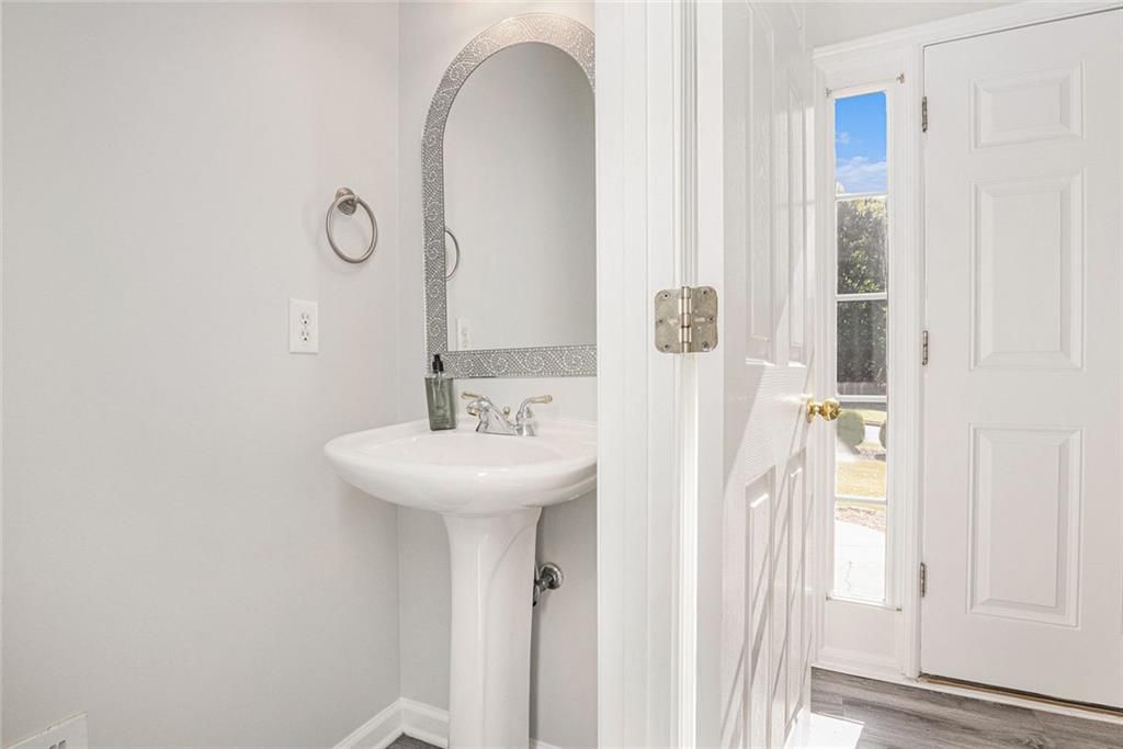 Image 11 of property listing at 2416 Sterling Manor Drive, Buford, GA 30518