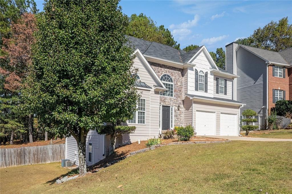 Image 3 of property listing at 2416 Sterling Manor Drive, Buford, GA 30518