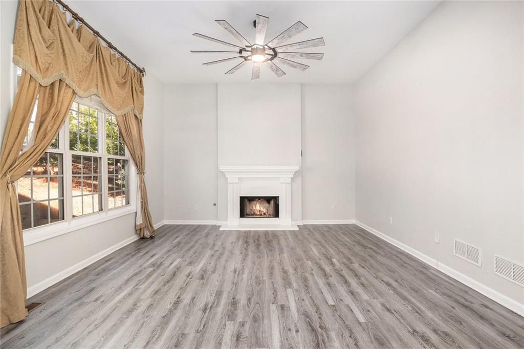 Image 5 of property listing at 2416 Sterling Manor Drive, Buford, GA 30518