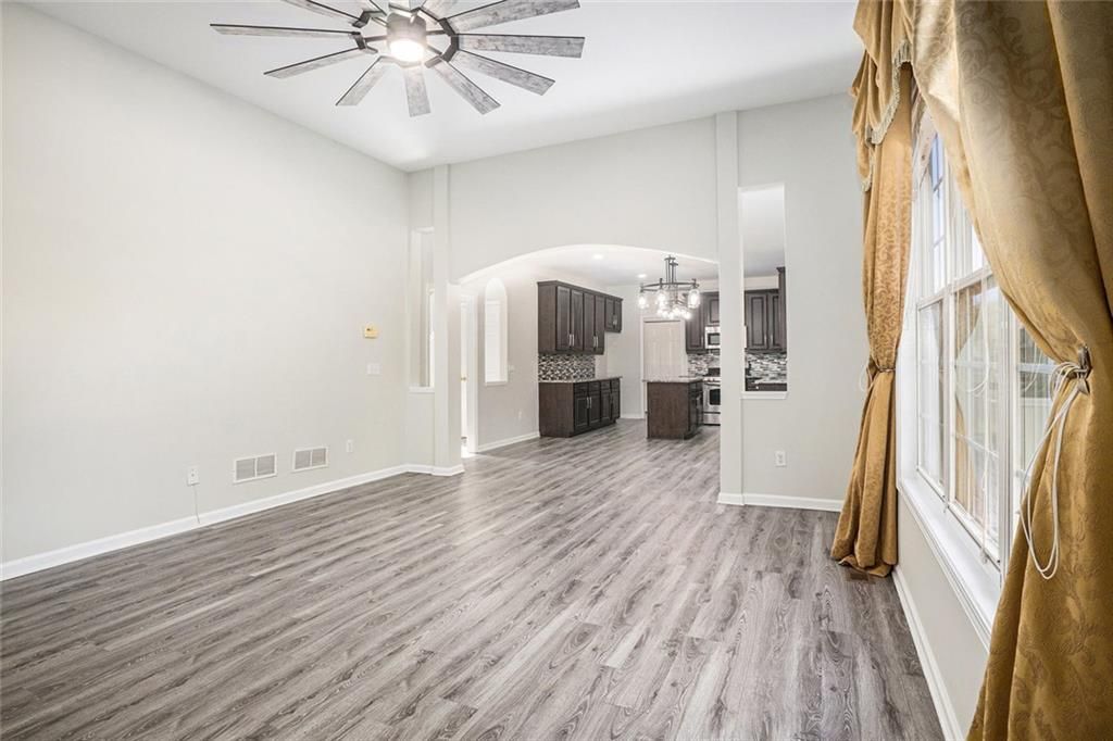 Image 7 of property listing at 2416 Sterling Manor Drive, Buford, GA 30518