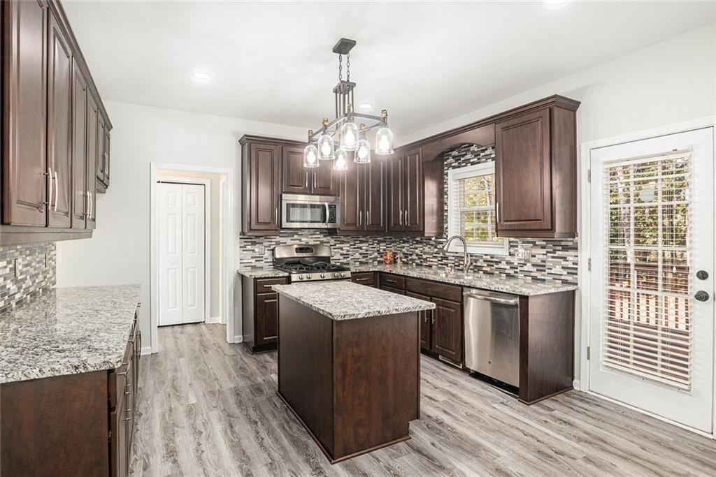 Image 8 of property listing at 2416 Sterling Manor Drive, Buford, GA 30518