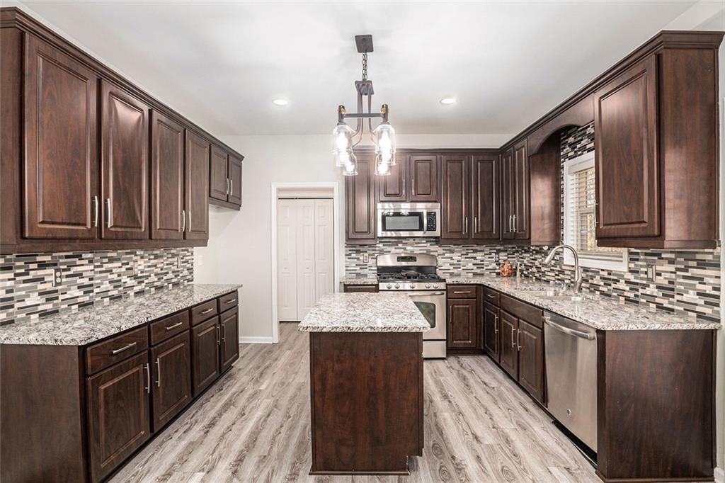 Image 9 of property listing at 2416 Sterling Manor Drive, Buford, GA 30518