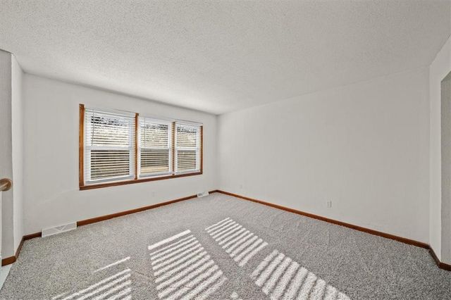 200 W Meriwood Lane, Edgerton, KS 66021