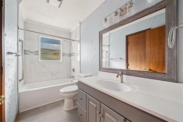 200 W Meriwood Lane, Edgerton, KS 66021