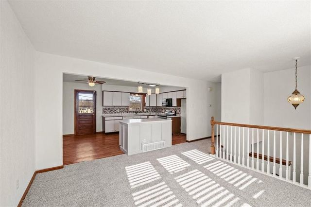 200 W Meriwood Lane, Edgerton, KS 66021