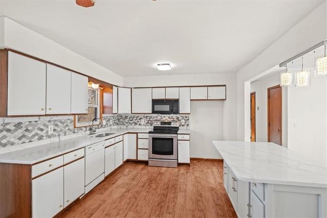 200 W Meriwood Lane, Edgerton, KS 66021