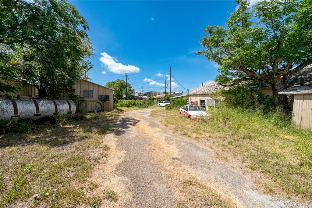 214 E Market St, Sinton, TX 78387 — exterior