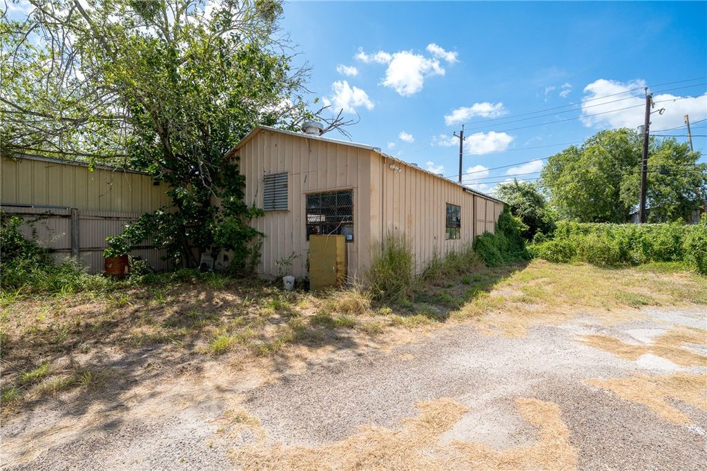 214 E Market St, Sinton, TX 78387 — photo 2