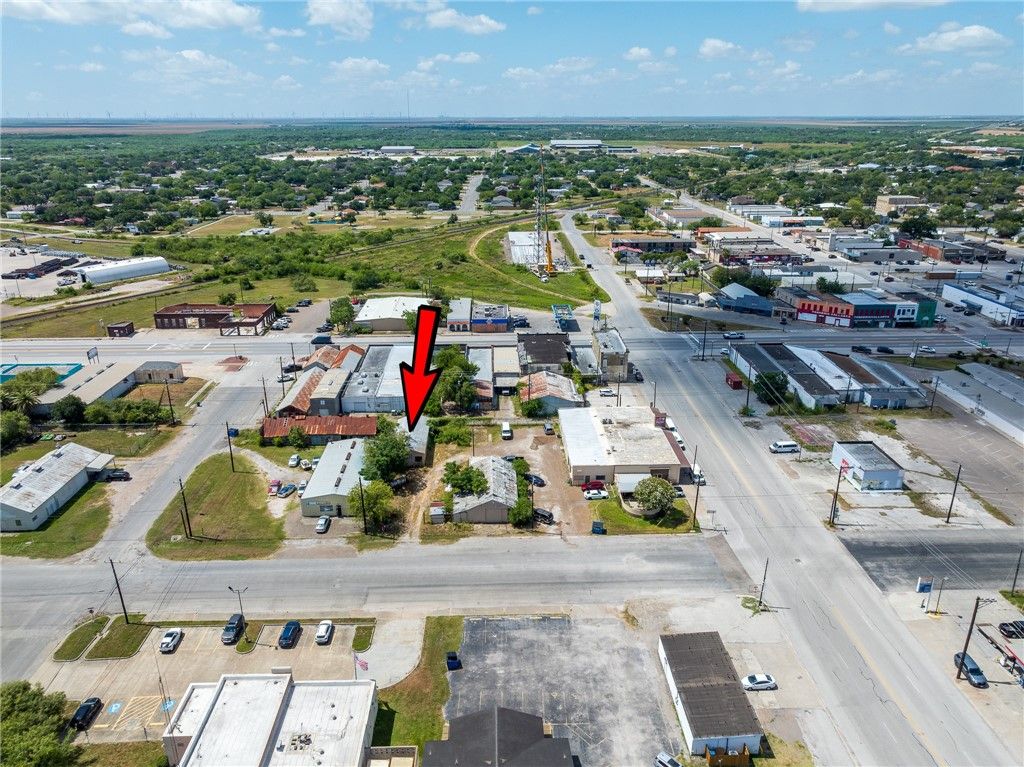 214 E Market St, Sinton, TX 78387 — photo 5