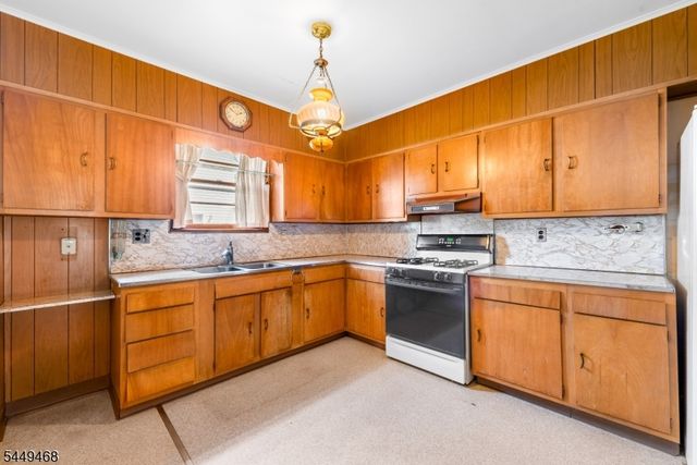 14 High St, Andover Boro, NJ 07821