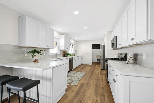 5135 S Menard DRIVE, New Berlin, WI 53151