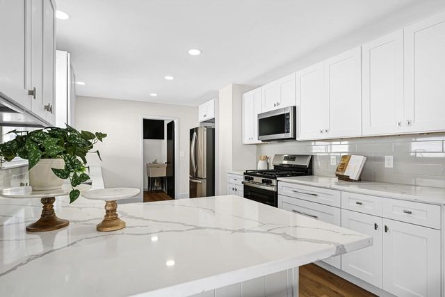 5135 S Menard DRIVE, New Berlin, WI 53151