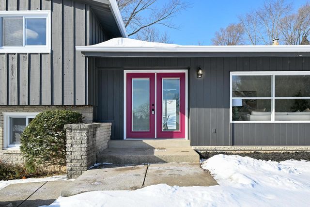 5135 S Menard DRIVE, New Berlin, WI 53151