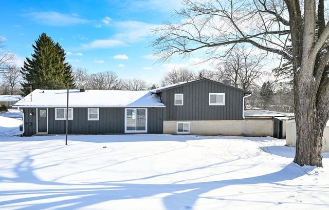 5135 S Menard DRIVE, New Berlin, WI 53151