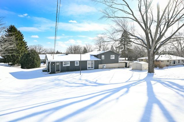 5135 S Menard DRIVE, New Berlin, WI 53151