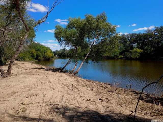 1297 Fm 1433, Carrizo Springs, TX 78834