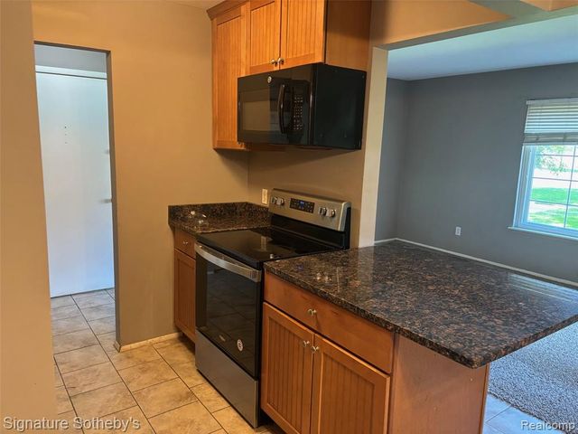 689 E Fox Hills Drive 65, Bloomfield Hills, MI 48304