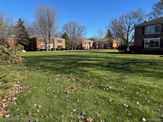 689 E Fox Hills Drive 65, Bloomfield Hills, MI 48304