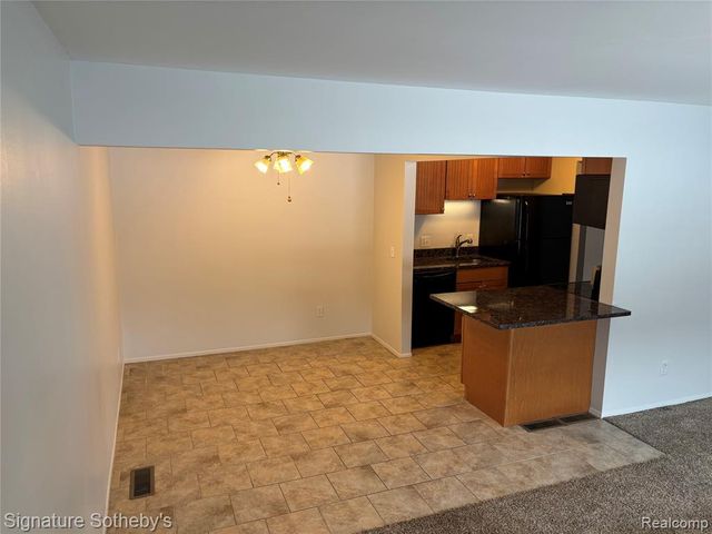 689 E Fox Hills Drive 65, Bloomfield Hills, MI 48304