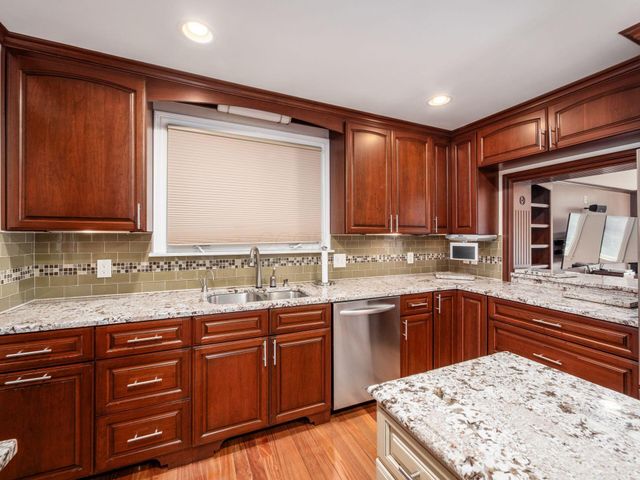 2738 E Broad Street, Bexley, OH 43209