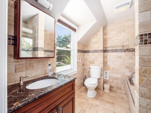 2738 E Broad Street, Bexley, OH 43209