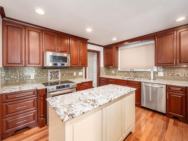 2738 E Broad Street, Bexley, OH 43209