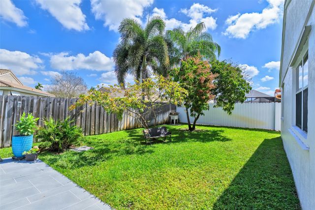 5210 Hawkes Bluff Ave, Davie, FL 33331