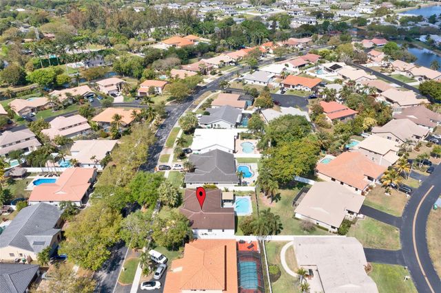 5210 Hawkes Bluff Ave, Davie, FL 33331