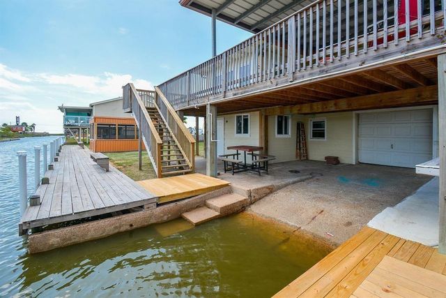 7023 W Hunter Drive, Hitchcock, TX 77563