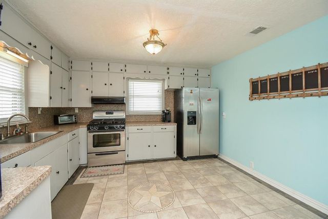 7023 W Hunter Drive, Hitchcock, TX 77563