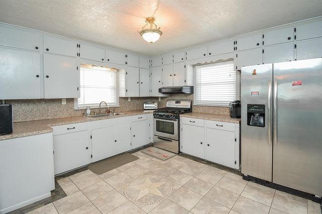 7023 W Hunter Drive, Hitchcock, TX 77563