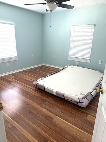 7023 W Hunter Drive, Hitchcock, TX 77563