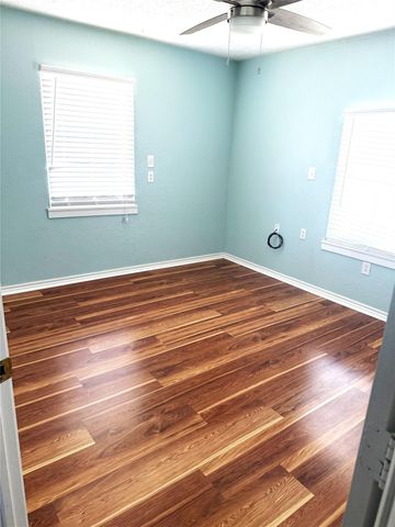7023 W Hunter Drive, Hitchcock, TX 77563