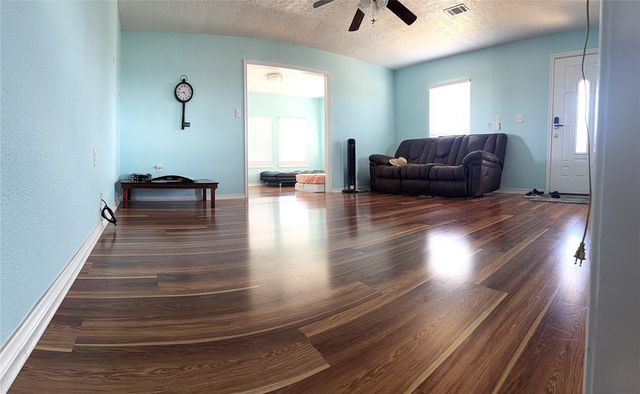 7023 W Hunter Drive, Hitchcock, TX 77563