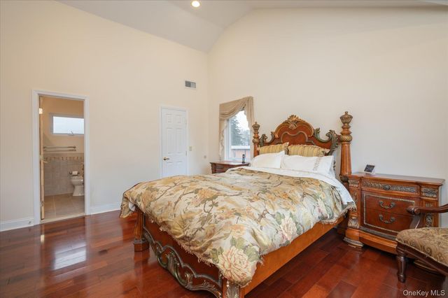 8 Hillside Lane, Syosset, NY 11791