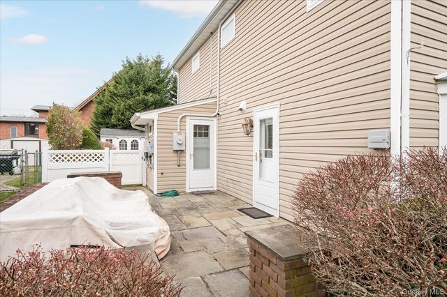 8 Hillside Lane, Syosset, NY 11791